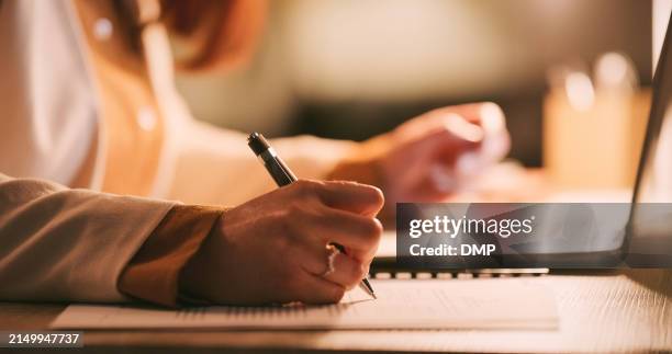 computadora portátil, libro y manos de mujer de negocios escribiendo en la oficina nocturna con documentos, informe o revisión de ganancias de crecimiento de la startup. cuaderno, presupuesto y auditor con registros financieros para impuestos, auditoría - auditoría fotografías e imágenes de stock