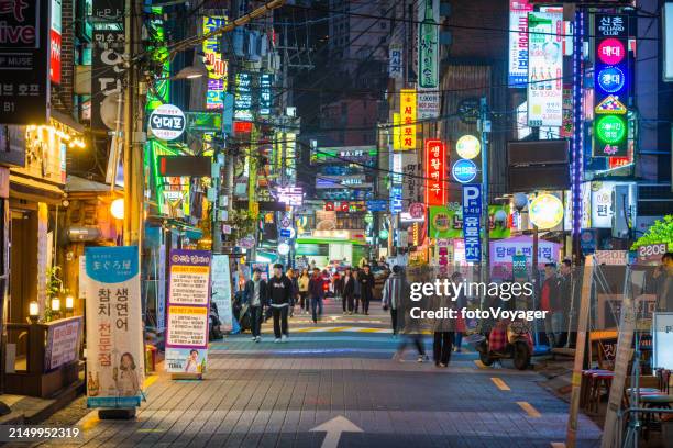 südkorea restaurants leuchten neonnacht belebte straßen der stadt sinchon seoul - südkorea stock-fotos und bilder