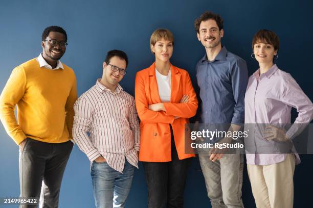 studio-porträt eines vielfältigen, modernen business-teams - chancengleichheit stock-fotos und bilder