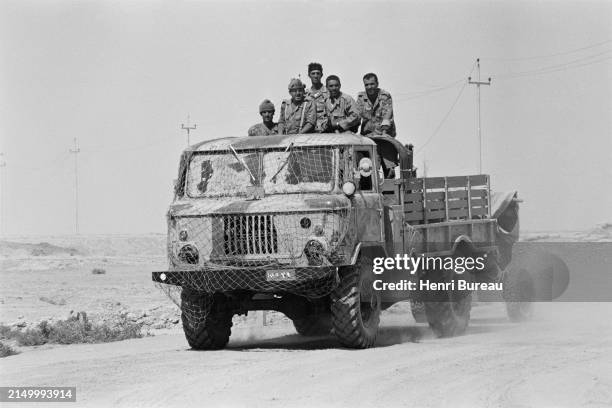 Soldats irakiens de retour du front, à Ahwaz, à 40 km au nord d4abadan, sur la route de Bassorah, le 25 septembre 1980.