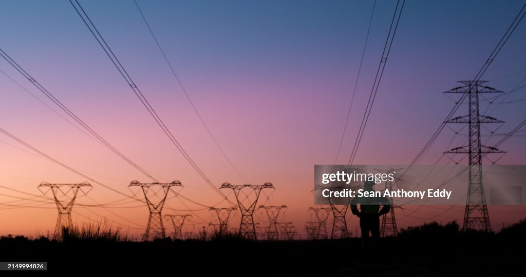 Linee elettriche, pensiero e silhouette della persona al tramonto per l'elettricità, i cavi del circuito e i cavi di tensione. Ingegneria, costruzione e tecnico per la manutenzione, l'infrastruttura e l'installazione