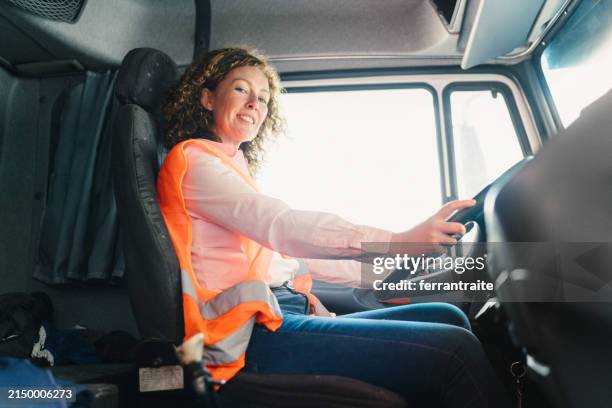 lkw-fahrerin im porträt - fahrersitz stock-fotos und bilder