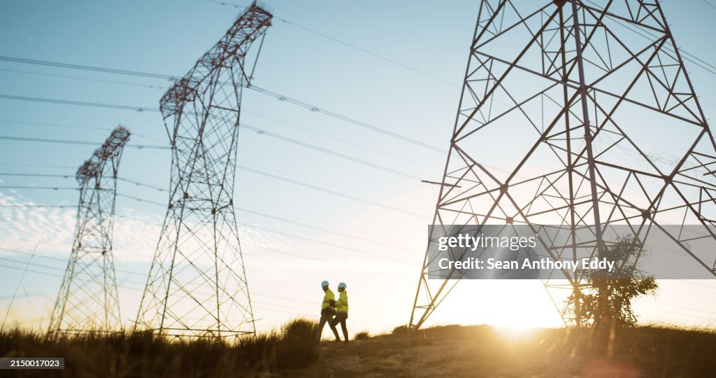 Pessoas, engenheiro e torre de transmissão ou industrial com energia elétrica para manutenção, tensão ou infraestrutura. Pôr do sol, pylon e poste ou cabos com céu azul para circuito, corrente ou conexão