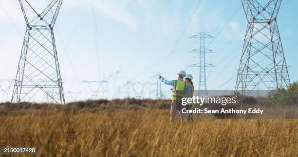 teamarbeit, elektroingenieur und inspektion im kraftwerk mit leuten für die stromübertragung und turmprüfung. engineering, rücken und zusammenarbeit für die energieverteilung oder das mockup im feld - stromkabel stock-fotos und bilder