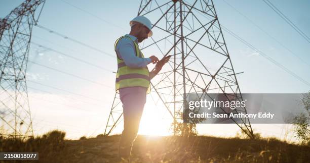 hombre, tableta e ingeniero eléctrico con ingeniería en central eléctrica para probar el sistema de transmisión de electricidad o el control de seguridad. inspector, sunset o aplicación tecnológica para la distribución de energía o el control de tu - cable-de-acero fotografías e imágenes de stock