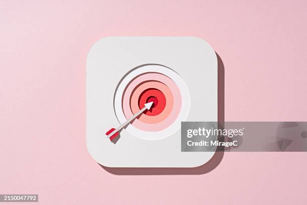 arrow in bull's eye of target, paper craft - focus foto e immagini stock