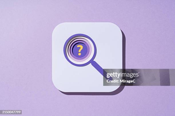 magnifying glass inspecting problems, paper craft - inzoomen stockfoto's en -beelden