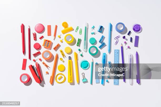 multi colored stationery organized by rainbow colors - instrumento de escribir fotografías e imágenes de stock