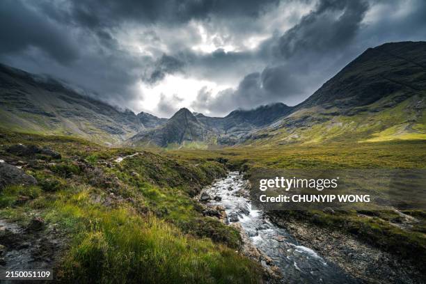 veduta delle fairy pools, scozia - scozia foto e immagini stock