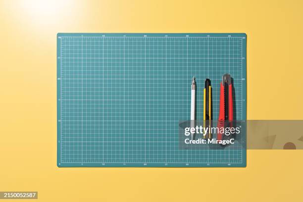 various utility knives on cutting mat - esterilla para cortar fotografías e imágenes de stock