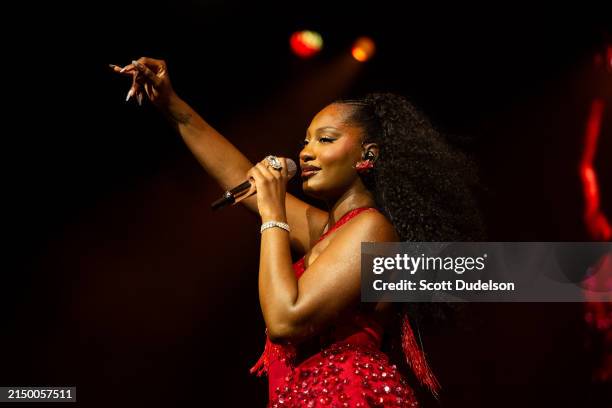 Temes Singer 123 Tems Singer Stock Photos, High-Res Pictures, and Images - Getty Images