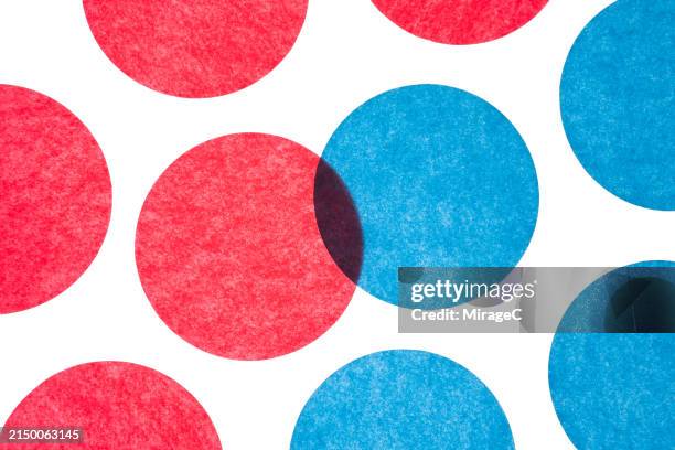 red and blue circular paper overlapping - overlapping circles venn diagram bildbanksfoton och bilder