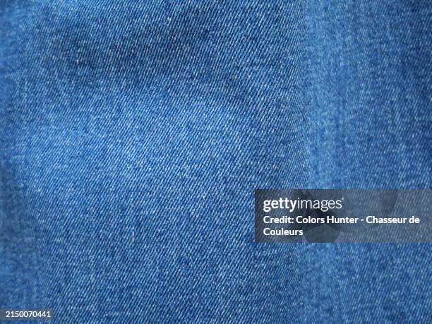 macro photograph of a clean and new blue jeans. blue-dyed cotton fabrics.
natural light and colors. paris, france.
full frame 4:3. - oberteil stock-fotos und bilder
