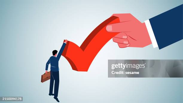 der geschäftsmann ergriff erfolgschancen, traf die richtigen entscheidungen, half dabei, eine aufgabe oder ein realistisches ziel zu erreichen, holte sich erlaubnis und genehmigung, er griff nach dem häkchen, das er in einer großen hand hielt - nominierung stock-grafiken, -clipart, -cartoons und -symbole