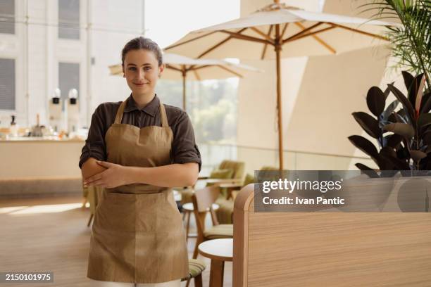 giovane cameriera sorridente che lavora in un ristorante. - young business bar foto e immagini stock