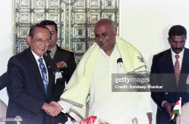 India's Prime Minister Deve Gowda with Philippine President Fidel Ramos in New Delhi, March 3, 1997.