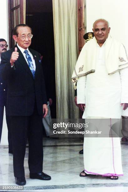 India's Prime Minister Deve Gowda with Philippine President Fidel Ramos in New Delhi, March 3, 1997.