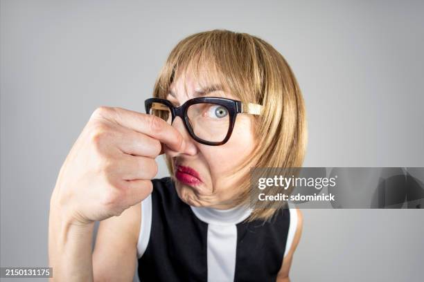 fummy fisheye femme pincement nez sentant quelque chose puant - odorat photos et images de collection