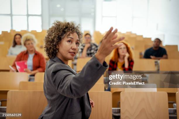 this lecture hall is completely focused - sala de aula de universidade imagens e fotografias de stock
