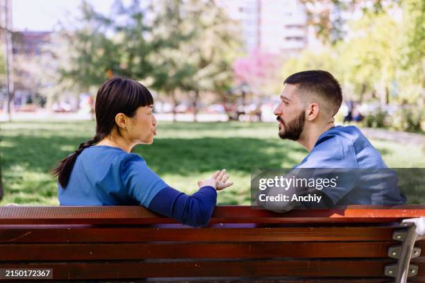 male and female nurse talking about something - lunchpauze stockfoto's en -beelden