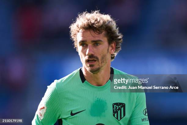 Antoine Griezmann of Atletico Madrid looks on during the LaLiga EA Sports match between Deportivo Alaves and Atletico Madrid at Estadio de...