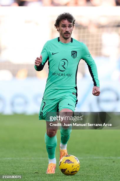 Antoine Griezmann of Atletico Madrid in action during the LaLiga EA Sports match between Deportivo Alaves and Atletico Madrid at Estadio de...