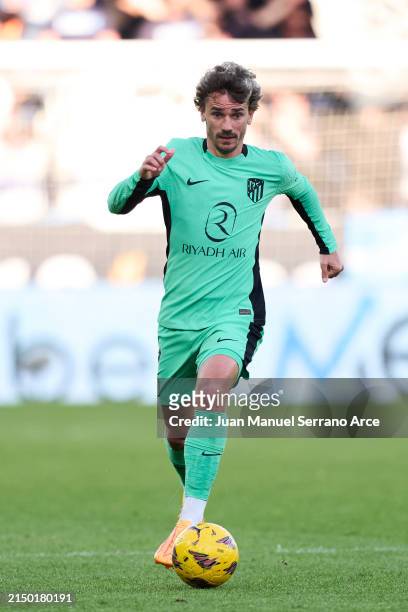 Antoine Griezmann of Atletico Madrid in action during the LaLiga EA Sports match between Deportivo Alaves and Atletico Madrid at Estadio de...