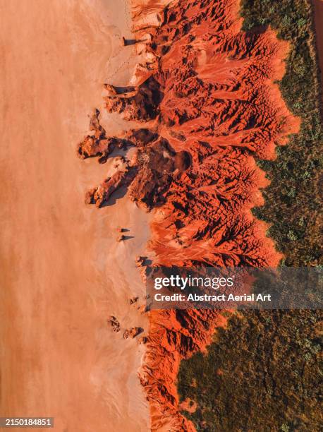 sandstone cliffs shot from an overhead perspective, the kimberley, western australia, australia - bush australien photos et images de collection