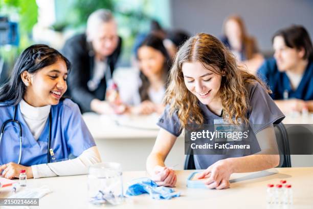 medizinische gruppenarbeit - studentin stock-fotos und bilder
