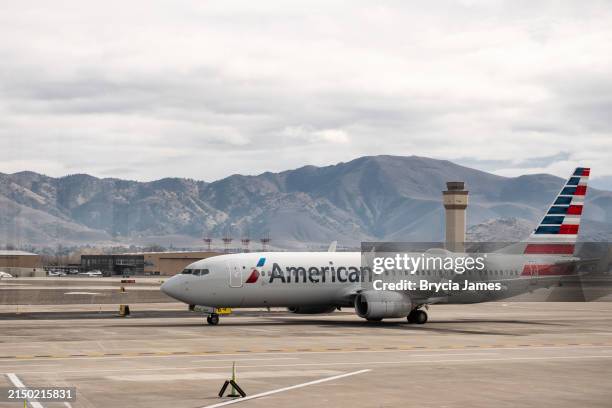 127 American Airlines 737 800 Stock Photos, High-Res Pictures, and