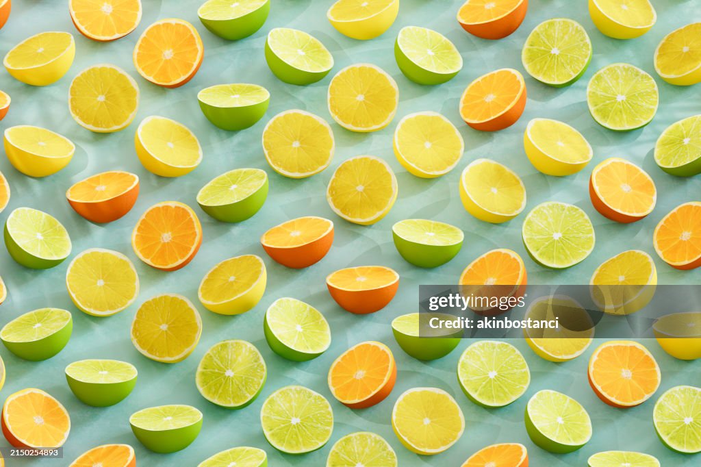 Rodajas de lima y naranja con sombra de palmera
