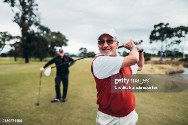 golfspieler trifft den ball - schaukel mann stock-fotos und bilder