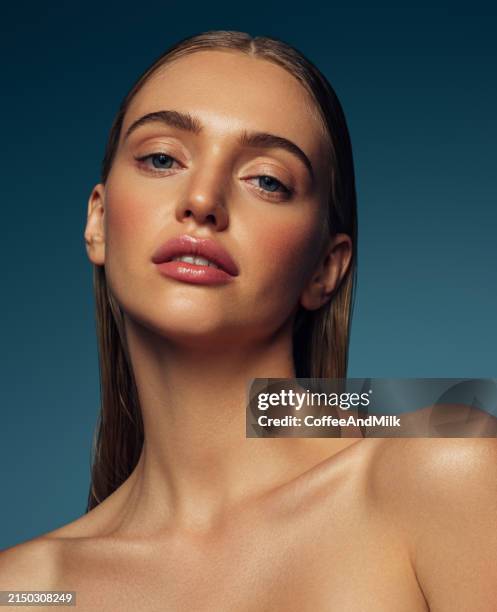 portrait of a beautiful woman with natural make-up - mannequin visage photos et images de collection