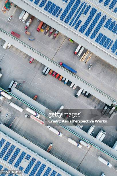 vista aerea del centro logistico e di distribuzione - domanda e offerta foto e immagini stock