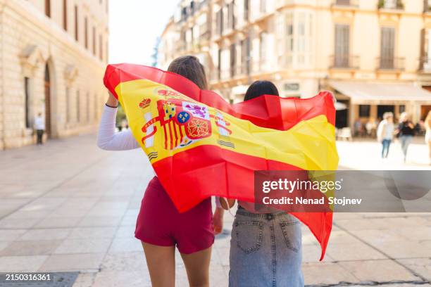 schwenken der spanischen flagge - spain stock-fotos und bilder