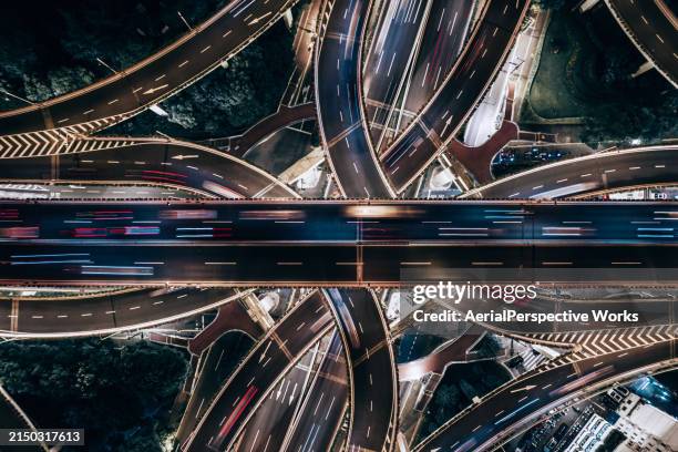drone point view of overpass and city traffic at night - rotunda arquitetura imagens e fotografias de stock