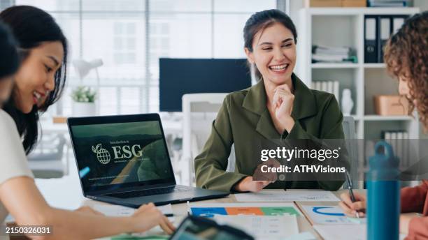 female leitet das treffen der esg-initiative im büro - umweltverantwortung stock-fotos und bilder