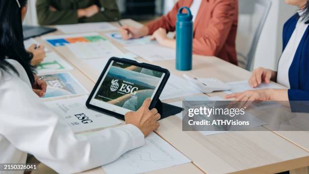 planificación estratégica esg en tablet - criterios ambientales sociales y de gobernabilidad fotografías e imágenes de stock
