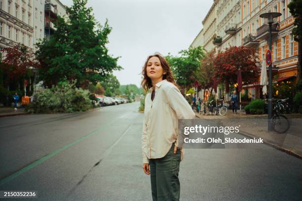 portrait of woman in the city - heimatstadt stock-fotos und bilder