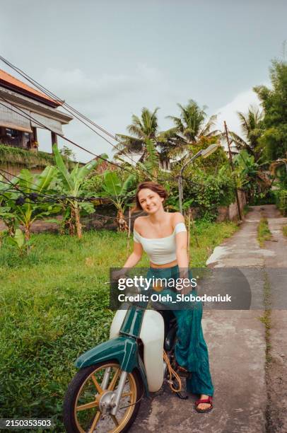 woman on vintage scooter in asia - veículo a combustível alternativo imagens e fotografias de stock