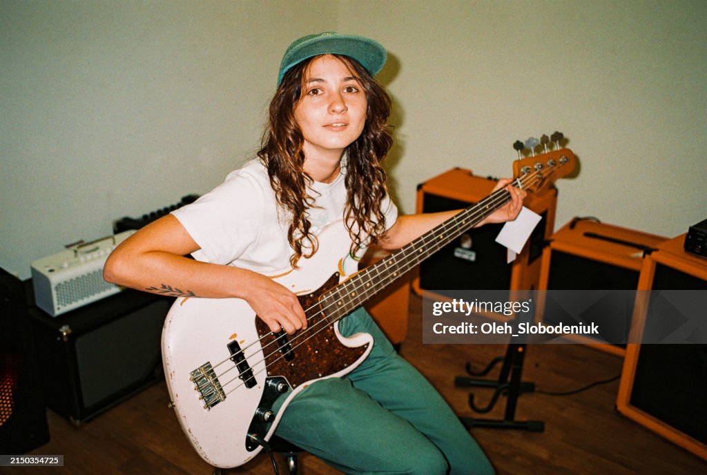 Porträt einer Frau, die Bassgitarre spielt