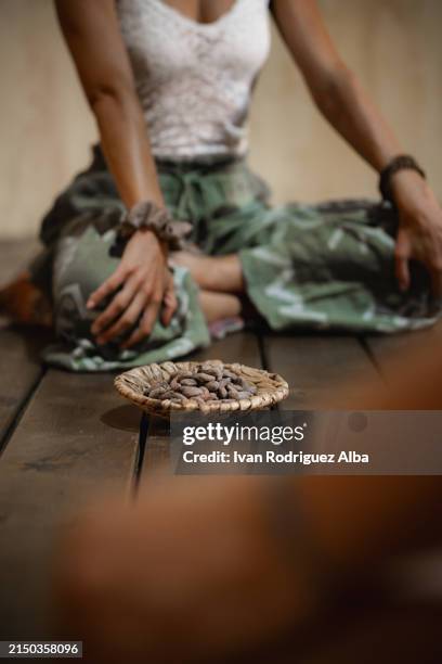primer plano de los granos de cacao en un plato - ceremonia fotografías e imágenes de stock