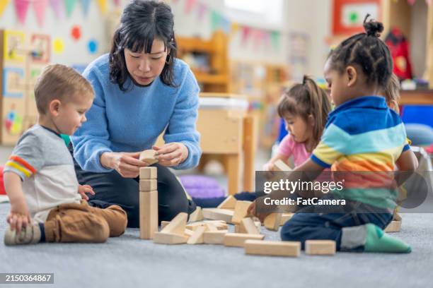 building together - kinderopvang stockfoto's en -beelden