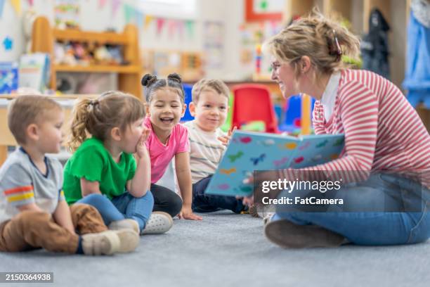 reading is fun! - teacher stockfoto's en -beelden