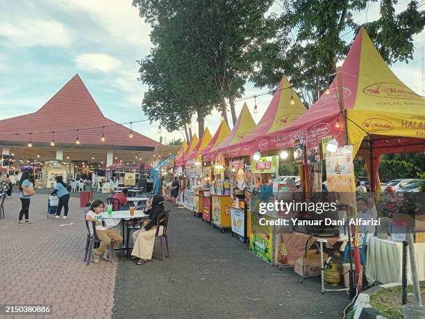 zelt mit essensverkauf während der iftar-zeit im ramadan. - markise stock-fotos und bilder