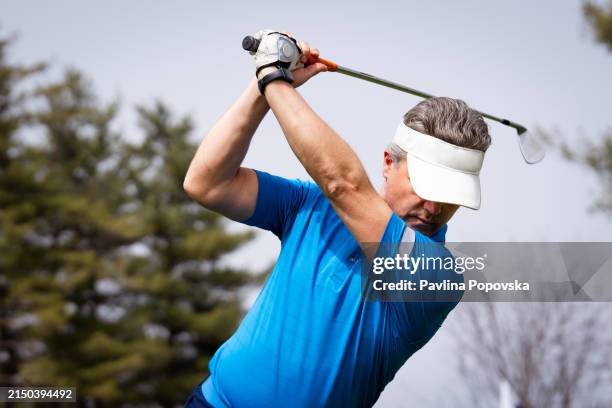 golfer beim schwung - golfhandschuh stock-fotos und bilder