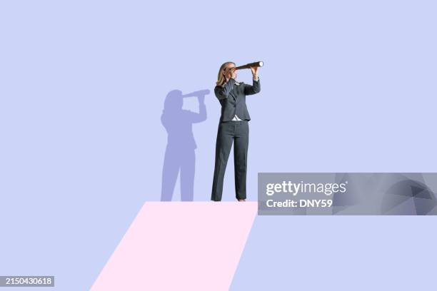 donna che guarda attraverso un spyglass - vedere attraverso foto e immagini stock