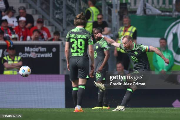Maximilian Arnold of VfL Wolfsburg scores his team's first goal from a free kick during the Bundesliga match between Sport-Club Freiburg and VfL...