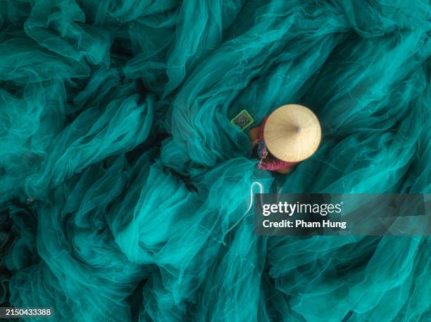 filet à tricoter femme - filet de pêche industrielle photos et images de collection