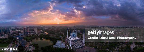 sunset panorama overlooking blue mosque of shah alam and shah alam town - estado de selangor fotografías e imágenes de stock